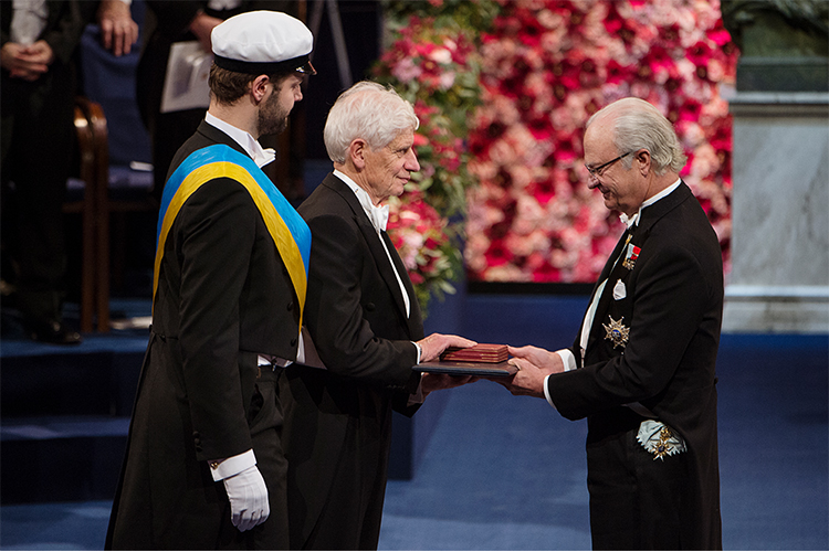 David Thouless receives the Nobel Prize in Physics from King Carl XVI Gustaf of Sweden in 2016. © Nobel Media AB/Pi Frisk