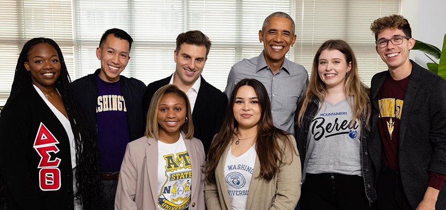 Simon Tran and other young leaders meeting with Barack Obama.