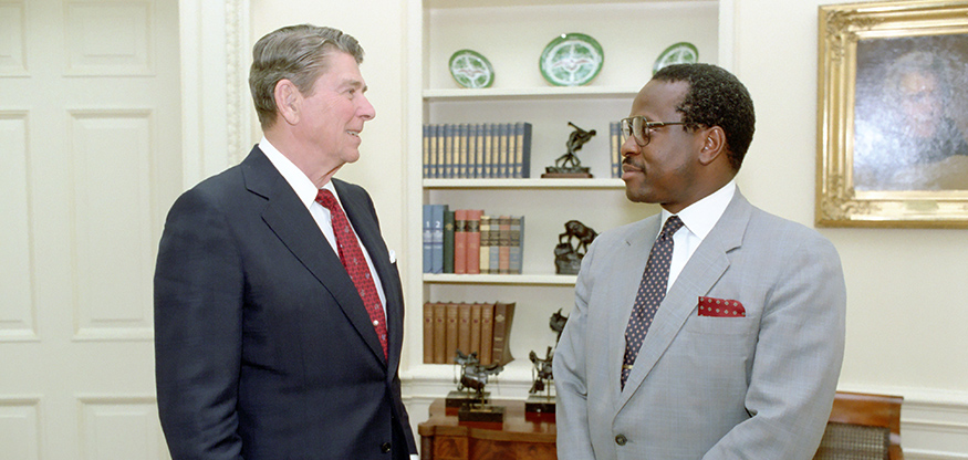 Ronald Reagan talking with Clarence Thomas