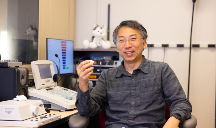 Shen Yi, associate professor of speech and hearing sciences, focuses on the potential of AI to provide increasingly individualized solutions for hearing aid users.