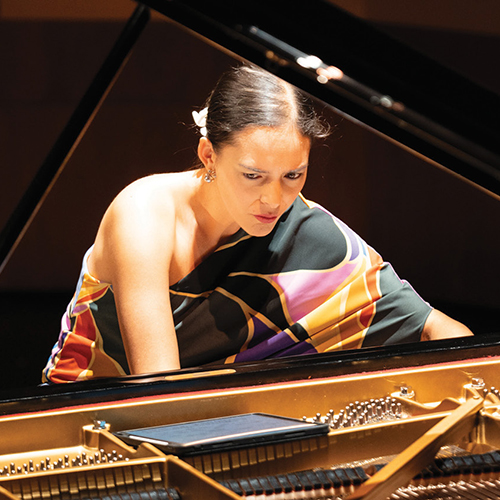 Mahani Teave performing at the piano