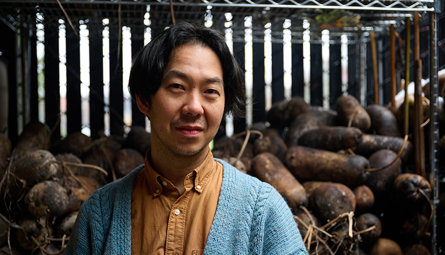 Photo of visual artist Rob Rhee.