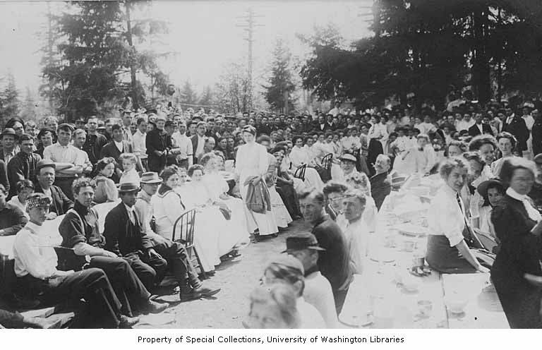 A black and white image from 1909 of the UW's Campus Day picnic.